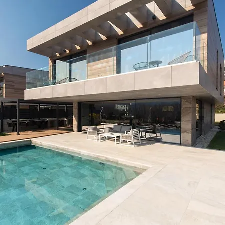 Luxury Lorkia With Sauna And Jacuzzi