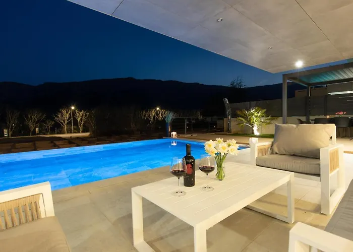 Luxury Lorkia With Sauna And Jacuzzi Villa *
