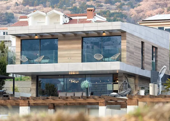 Luxury Lorkia With Sauna And Jacuzzi