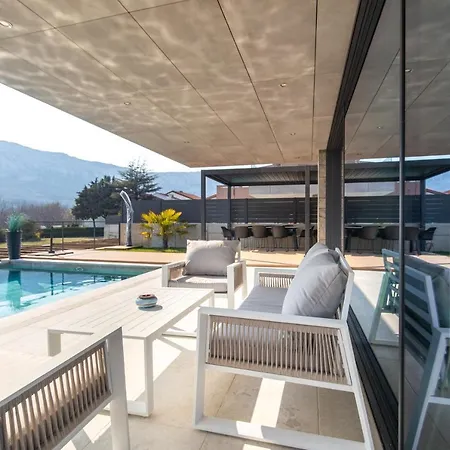 Luxury Lorkia With Sauna And Jacuzzi Villa *